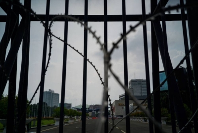 Kawalan keselamatan di luar bangunan Parlimen Indonesia. - Foto AFP