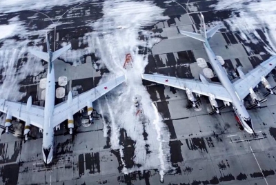 Lapangan Terbang Engels di wilayah Saratov menempatkan beberapa pesawat gergasi milik Rusia. - Foto: Agensi