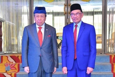 Gambar pertemuan Sultan Selangor dengan Perdana Menteri Malaysia Ke-10 itu dikongsikan melalui hantaran di laman Facebook rasmi Selangor Royal Office.