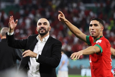 Walid Regragui (kiri) dan Achraf Hakimi meraikan kejayaan mara ke suku akhir Piala Dunia qatar 2022.