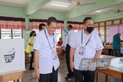 Abdul Ghani (kanan) meninjau proses pengundian di Pusat Mengundi Sekolah Menengah Kebangsaan Sultan Badlishah Kulim pada Rabu.