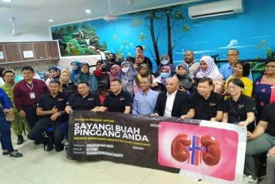 Mohd Nazaruddin (duduk hadapan tiga dari kanan) bersama peserta yang hadir program Kempen Kesedaran Kesihatan Buah Pinggang di Anjung Singgah di sini pada Rabu.