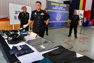 Mohamad Farouk menunjukkan barangan yang dirampas ketika sidang akhbar di IPD Ampang Jaya pada Rabu.