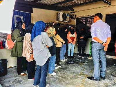 Dr Muhamad Akmal (kanan) ketika bertemu dengan kelapan-lapan pelajar itu selepas mendapat maklumat kebakaran tersebut.