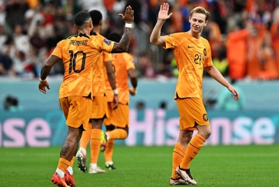 De Jong (kanan) percaya Belanda perlu menghentikan Messi bagi mengelakkan pemain itu meleburkan hasrat pasukannya mara lebih jauh.