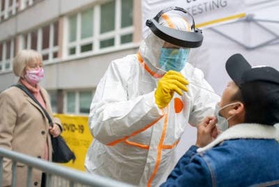 Pakar penyakit berjangkit menjangkakan sehingga 500,000 rakyat Australia kini dijangkiti Covid-19.(Gambar hiasan) - Foto 123rf