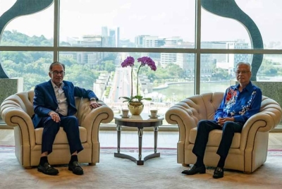 Perdana Menteri Anwar Ibrahim bersama bekas perdana menteri Ismail Sabri Yaakob dalam satu pertemuan di Putrajaya pada Selasa.