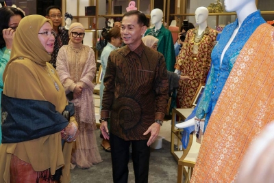 Tunku Azizah (kiri) berkenan melawat galeri pameran selepas merasmikan Juma'ani Pavillion di Petra Jaya malam Rabu. - Foto Bernama
