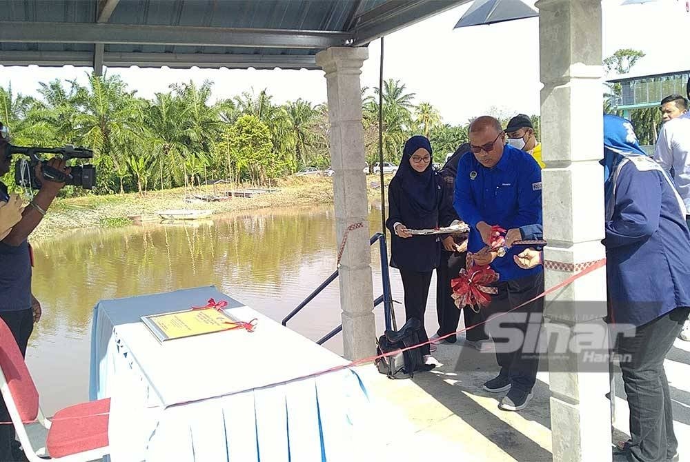 Mohd Zolkafly menyempurnakan perasmianJeti Nelayan Darat Sungai Kerawai di Teluk Intan pada Khamis.