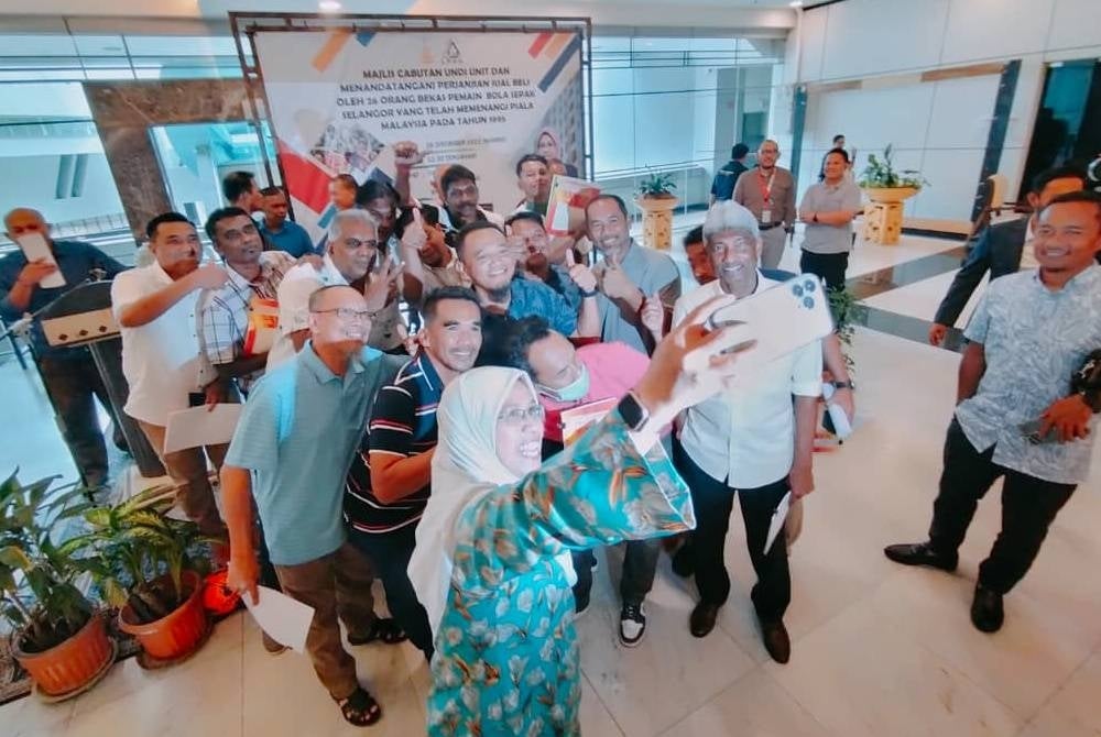 Rodziah mengambil swafoto bersama 26 bekas pemain Piala Malaysia 1955 Selangor di Bangunan Setiausaha Kerajaan Negeri di sini pada Khamis.