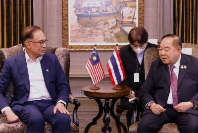 Anwar (kiri) menerima kunjungan hormat Timbalan Perdana Menteri Thailand, Jeneral Prawit Wongsuwan di kediaman rasminya di Seri Perdana pada Khamis. -Foto: Bernama