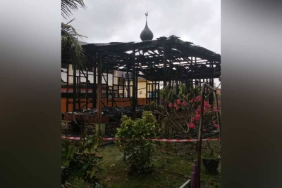 Musala SMK Mulong hangus 90 peratus dalam kebakaran pagi Khamis. - Foto ihsan Bomba
