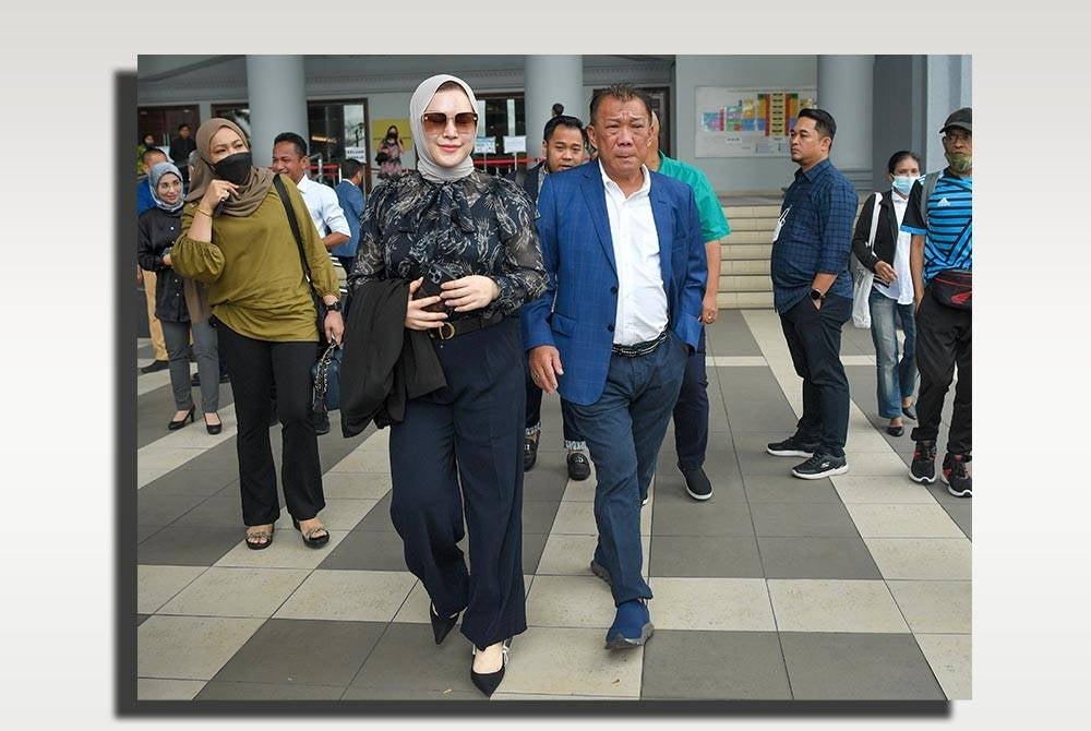Ahli Parlimen Kinabatangan Datuk Seri Bung Moktar Radin dan isteri Datin Seri Zizie Izette Abdul Samad tiba di Kompleks Mahkamah Kuala Lumpur pada Jumaat. - Foto Bernama.