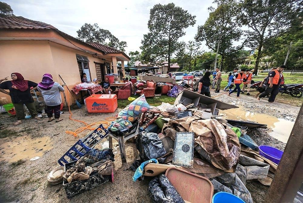 Penduduk terpaksa membuang perkakasan dan perabot yang rosak.