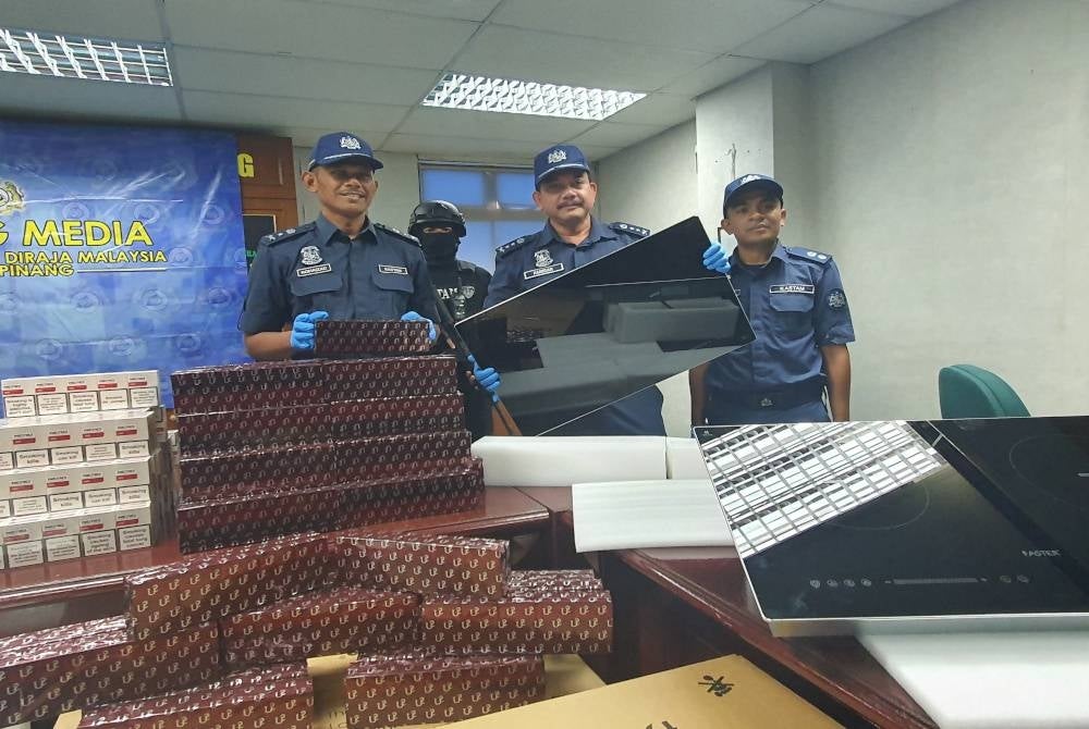 Hamisan (dua dari kanan) menunjukkan dapur elektrik yang dibawa masuk ke negara ini dengan membuat perakuan palsu untuk mendapat pengecualian cukai.