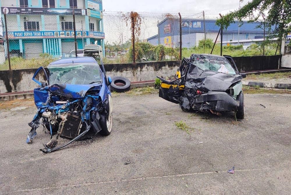 Kedua-dua kereta yang terbabit dalam nahas maut ditahan polis untuk siasatan lanjut. - Foto Ihsan polis