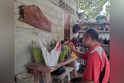 Abdul Aziz mewarna pasu yang dihasilkan.