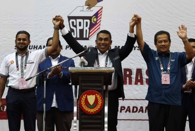 Calon PN, Datuk Azman Nasrudin (kanan) ketika diumumkan menang pada Pilihan Raya Umum Parlimen Padang Serai pada Rabu. - Foto Bernama