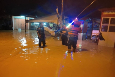 Banjir yang berlaku di Kampung Pantai Besar, Batu Kurau menyebabkan 35 mangsa daripada 11 keluarga terpaksa dipindahkan ke PPS malam tadi.