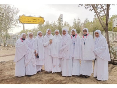  Noor Shuhana (kiri) bergambar bersama jemaah wanita dari Malaysia selepas selesai wukuf di Arafah.