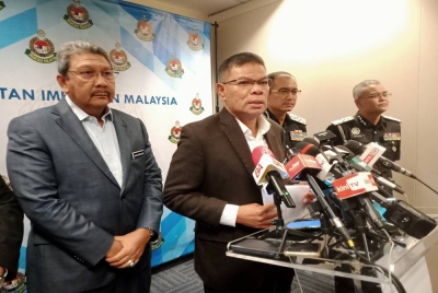 Saifuddin Nasution (dua dari kiri) ketika sesi sidang akhbar selepas lawatan kerja di Ibu Pejabat Jabatan Imigresen Malaysia, Putrajaya di sini pada Jumaat.