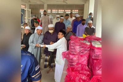 Ahli Dewan Undangan Negeri (ADUN) Padang Tengku, Datuk Mustapa Long mengagihkan Juadah Makmur kepada jemaah salah sebuah masjid di daerah Lipis selepas solat Jumaat. - Foto FB Wan Rosdy Wan Ismail