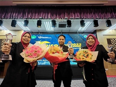 Dari kiri: Noraini, Muhammad Syazwan dan Zalmiah bersyukur dinobatkan sebagai pemenang