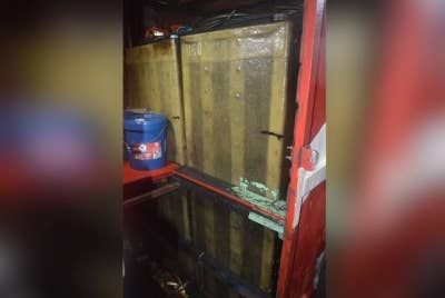 Dua kotak dalam bot berkenaan yang telah diubah suai menjadi tong minyak tambahan.