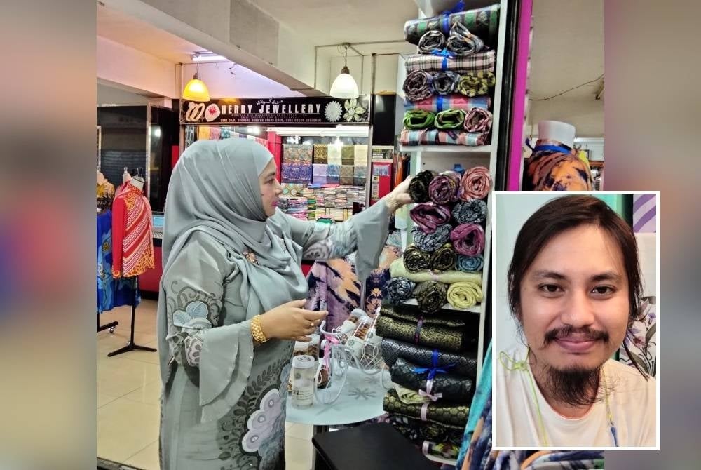 Nik Rosmawati menunjukkan produk asli songket dan batik di Bazar Buluh Kubu. (Gambar kecil: Mohd Ilman)