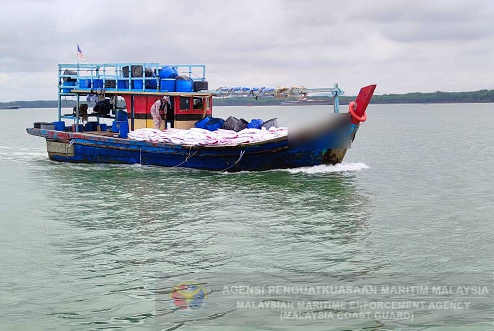 Bot nelayan tempatan yang ditahan Maritim Malaysia.