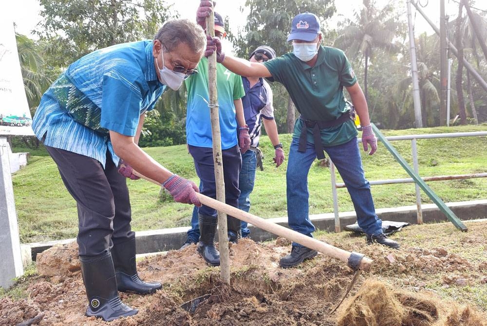 Dr Dzulkefly (kiri) menanam pokok pada Program Hari Tanpa Kenderaan MPKS di Dataran Malawati, Pekan Lama Kuala Selangor di sini pada Sabtu.