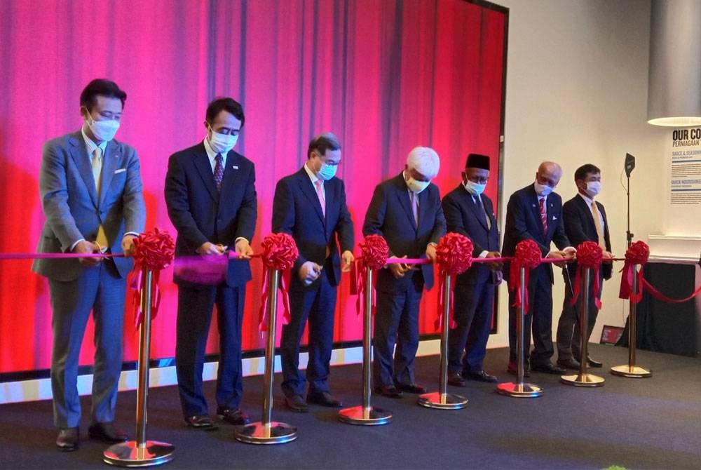 Tuanku Muhriz (empat dari kiri) berkenan merasmikan pembukaan majlis berkenaan pada Sabtu.