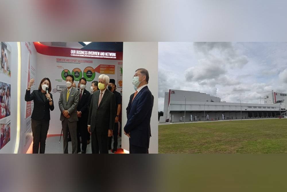 Tuanku Muhriz (dua dari kanan) berkenan melawat Visitor Gallery di kilang itu. Kilang mesra alam baharu di tapak seluas 18.6 hektar di Bandar Enstek Halal Hub di sini (gambar kanan).