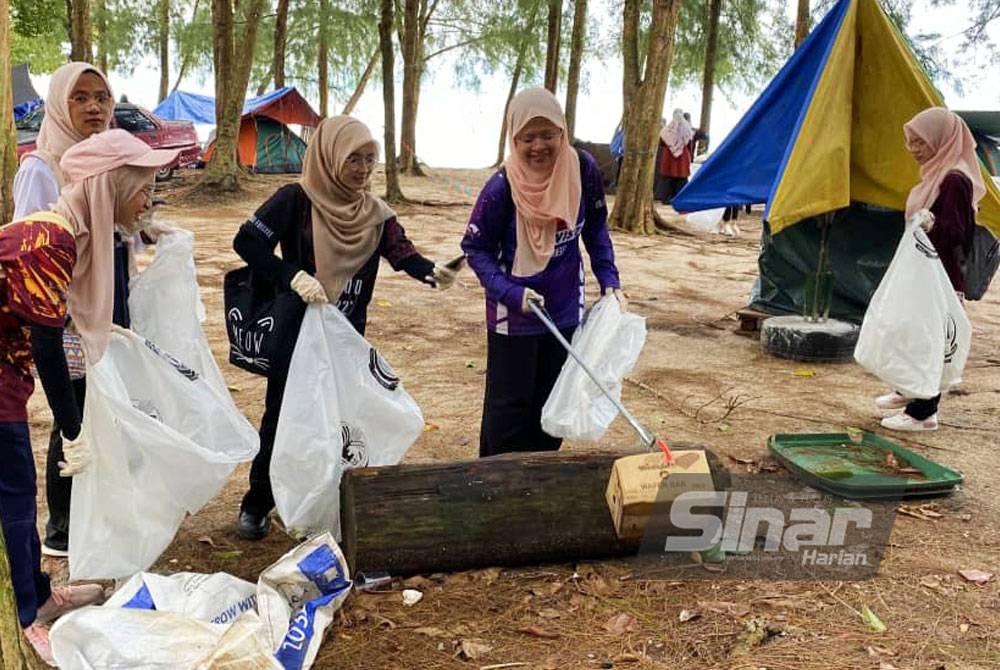 Peserta terlibat melakukan kutipan sampah di sepanjang Pantai Teluk Senangin.