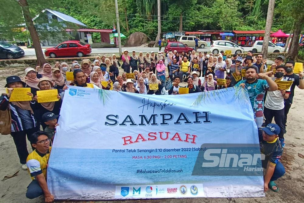 Hampir 100 pelajar UniKL RCMP menyertai program Hapuskan 'Sampah' Rasuah di Pantai Teluk Senangin pada Sabtu.