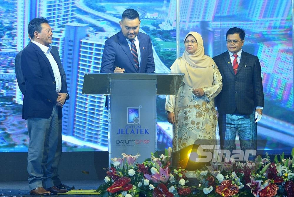 Tengku Amir Shah berkenan menurunkan tandatangan pada plak simbolik pelancaran pembukaan pusat beli-belah Datum Jelatek pada Sabtu. - FOTO SINAR HARIAN/ MOHD HALIM ABDUL WAHID.