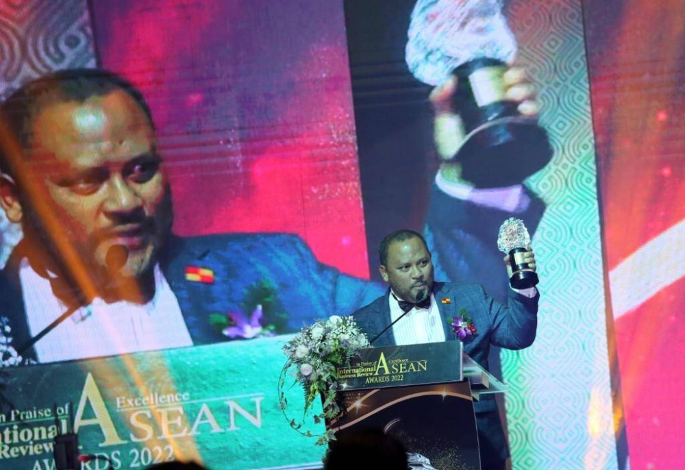 Ramli merakamkan ucapan terima kasih kepada seluruh warga kerja dan pemegang taruh KDEBWM ketika diberikan peluang berucap selepas menerima anugerah.