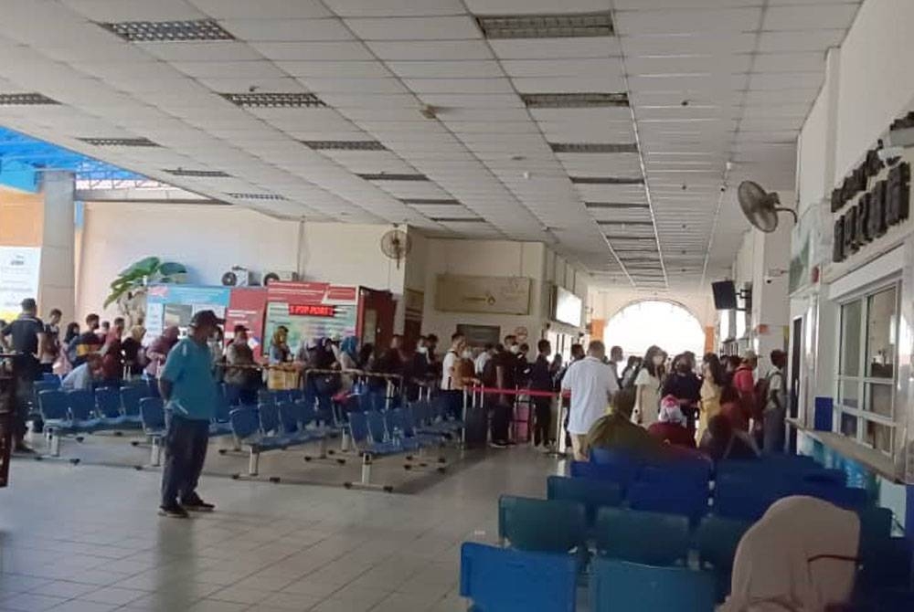 Perkhidmatan Terminal Feri Pasir Gudang di Pelabuhan Johor, Pasir Gudang, tidak dihentikan operasinya sebaliknya diteruskan pada Sabtu.