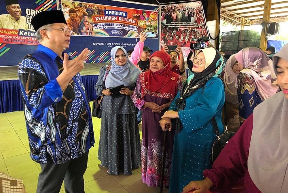Annuar (kanan) bertemu dengan Ketua-ketua Cawangan UMNO Parlimen Ketereh di Pusat Khidmat Ahli Parlimen Ketereh di Padang Kala Peringat Kota Bharu pada Sabtu.