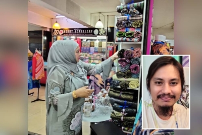 Nik Rosmawati menunjukkan produk asli songket dan batik di Bazar Buluh Kubu. (Gambar kecil: Mohd Ilman)