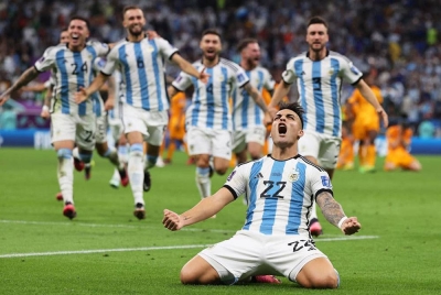 Argentina meraikan kejayaan menewaskan Belanda untuk mara ke separuh akhir Piala Dunia Qatar 2022 pada Sabtu. - Foto EPA