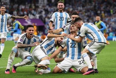 Lautaro Martinez (dua dari kanan) meraikan jaringan bersama pemain Argentina lain selepas menjaringkan gol semasa penentuan penalti perlawanan suku akhir Piala Dunia Qatar 2022, menentang Belanda di Stadium Lusail. - Foto EPA