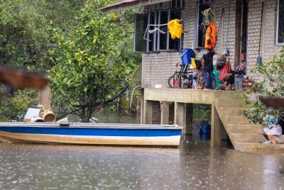 Penduduk Kampung Tersang yang tinggal berdekatan Sungai Golok mengambil langkah berjaga-jaga selepas hujan lebat sejak tiga hari lalu. - Foto Bernama
