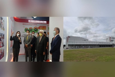 Tuanku Muhriz (dua dari kanan) berkenan melawat Visitor Gallery di kilang itu. Kilang mesra alam baharu di tapak seluas 18.6 hektar di Bandar Enstek Halal Hub di sini (gambar kanan).