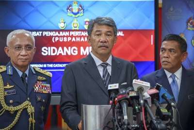 Menteri Pertahanan Datuk Seri Mohamad Hasan pada sidang media selepas majlis Graduasi Maktab Ketahanan Nasional (MKN), Maktab Pertahanan Angkatan Tentera (MPAT) dan Maktab Turus Angkatan Tentara (MTAT) Tahun 2022 di Pusat Pengajian Pertahanan Nasional (PUSPAHANAS) hari ini. - Foto Bernama