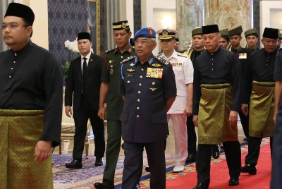 Yang di-Pertuan Agong Al-Sultan Abdullah Ri'ayatuddin Al-Mustafa Billah Shah berkenan berangkat ke Istiadat Pengurniaan Surat Cara Pelantikan dan Istiadat Mengangkat Sumpah Jawatan dan Setia serta Sumpah Simpan Rahsia Timbalan Menteri Persekutuan di Istana Negara, pada Sabtu. - Foto Bernama