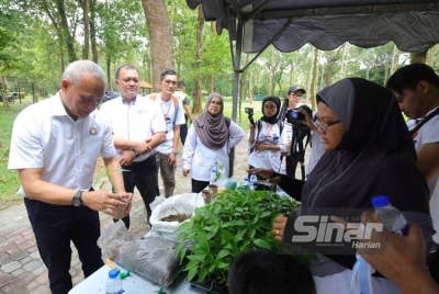 Asman Shah melihat ruang pameran sebelum menyempurnakan Majlis Pelancaran Rehabilitasi Sungai Buloh di Pasir Gudang pada Sabtu.