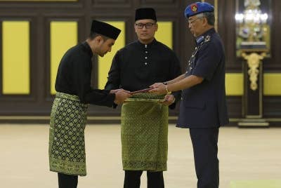 Yang di-Pertuan Agong, Al-Sultan Abdullah Ri’ayatuddin Al-Mustafa Billah Shah berkenan mengurniakan surat cara pelantikan jawatan sebagai Timbalan Menteri Pelancongan, Seni dan Budaya kepada Khairul Firdaus di Istana Negara pada Sabtu. - Foto Bernama