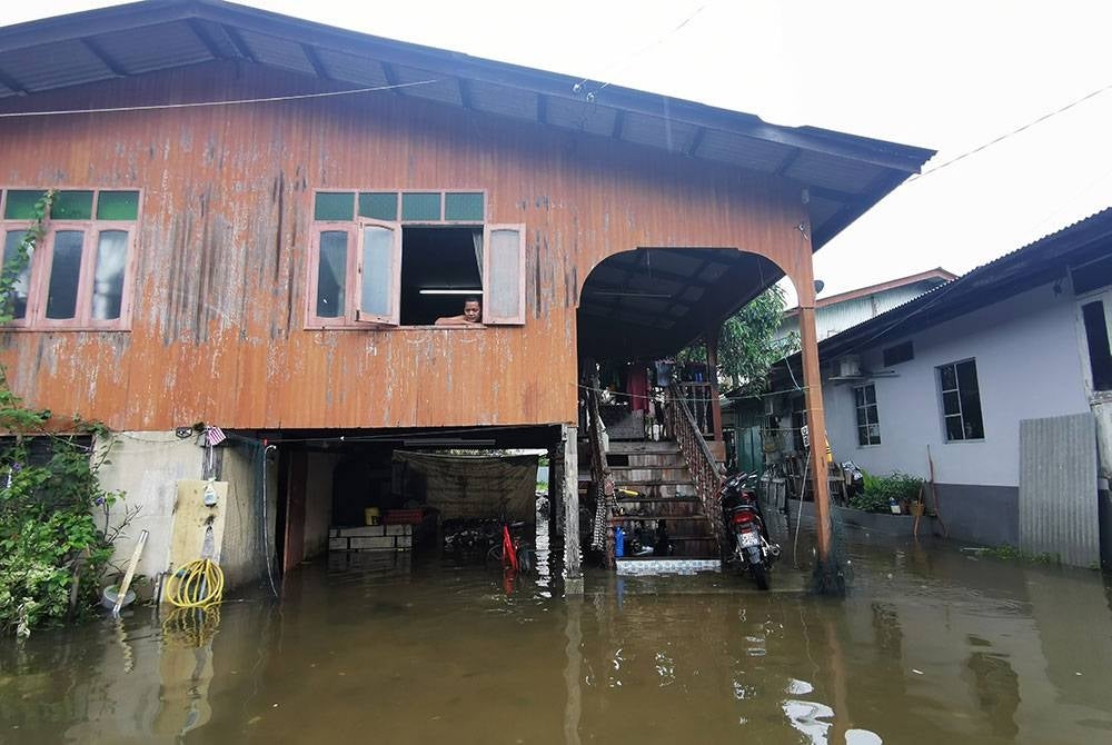 Antara kediaman penduduk di Kampung Padang Luar, Kuala Ibai, di Kuala Terengganu yang dilimpahi air (banjir termenung) akibat hujan berterusan melanda sejak Khamis lalu.
