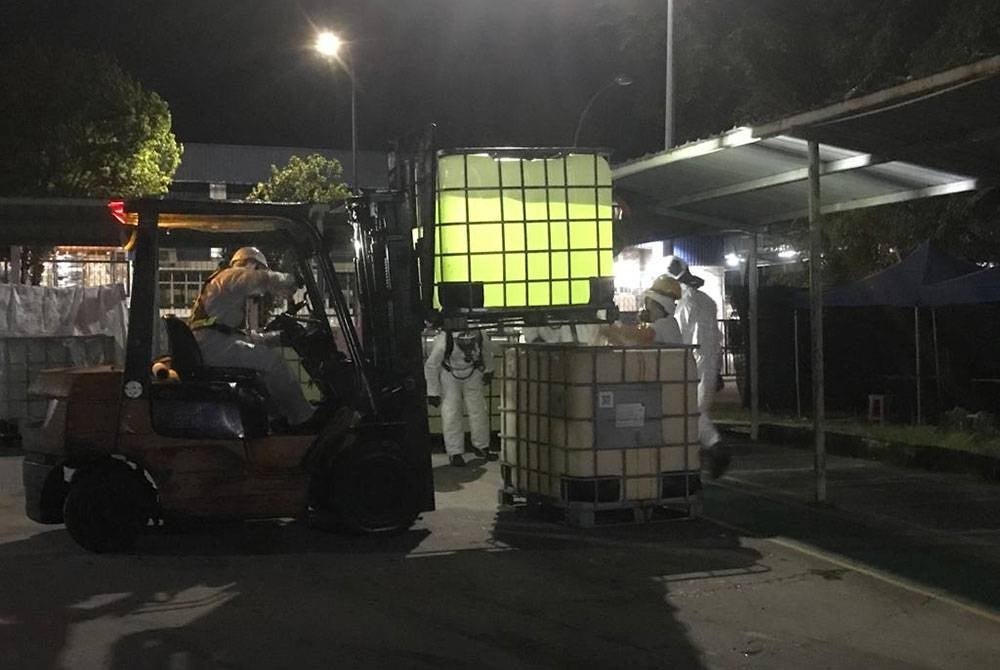 Kebocoran bahan kimia jenis asid hidroklorik dikesan di sebuah kilang di Jalan Tanjung Bunga, Taman Tasik Jaya tengah malam Sabtu. Foto: JBPM NS)